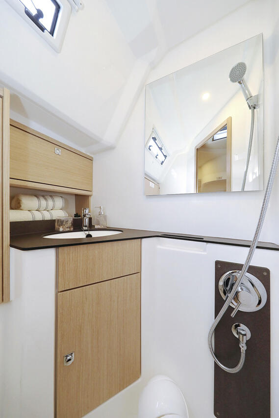 Sailing yacht 