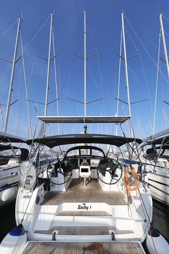 Sailing yacht 