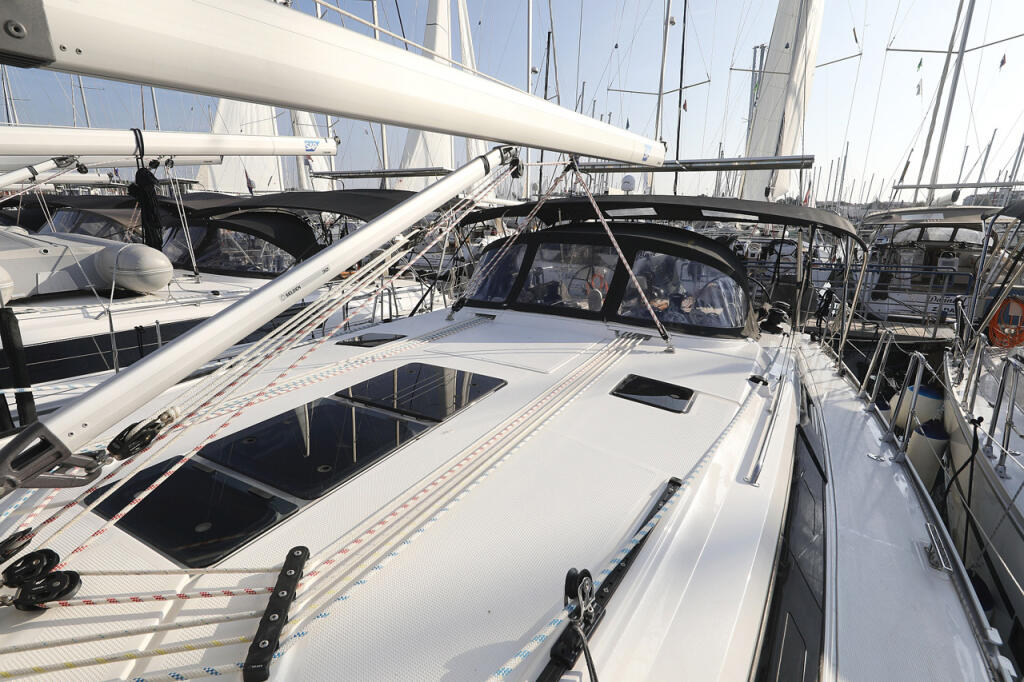 Sailing yacht 