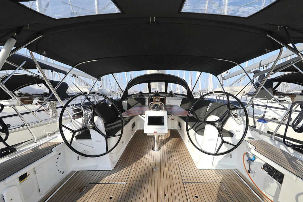 Sailing yacht 