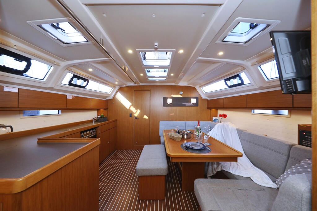Sailing yacht 