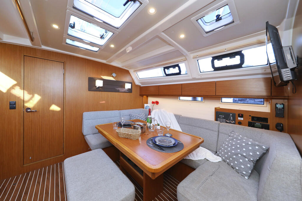 Sailing yacht 