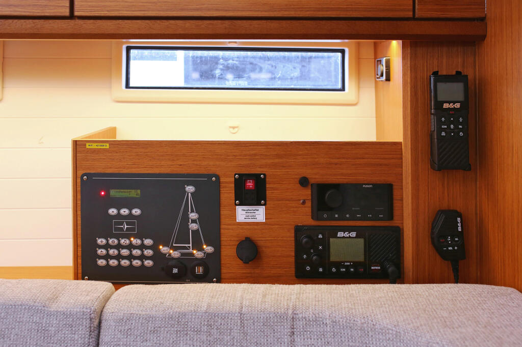 Sailing yacht 