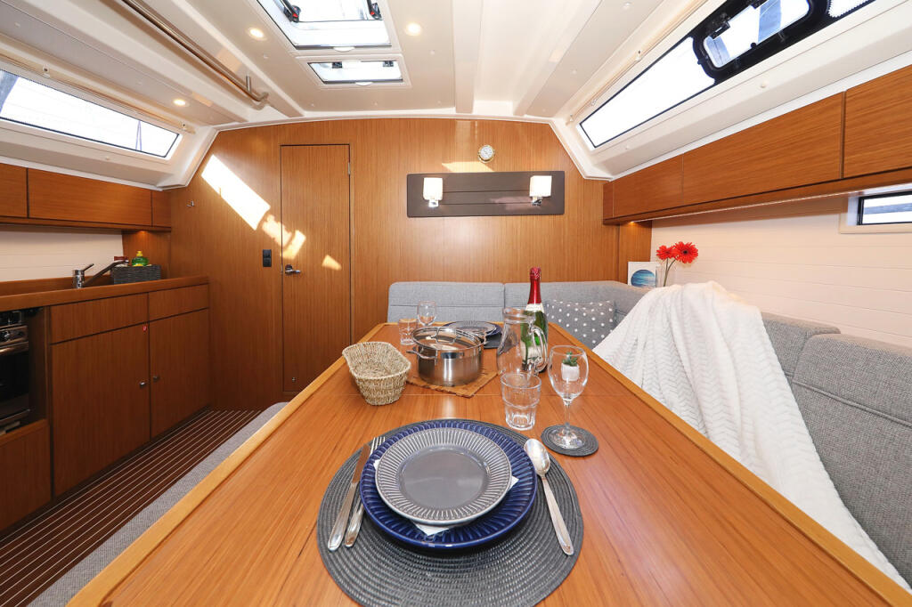 Sailing yacht 