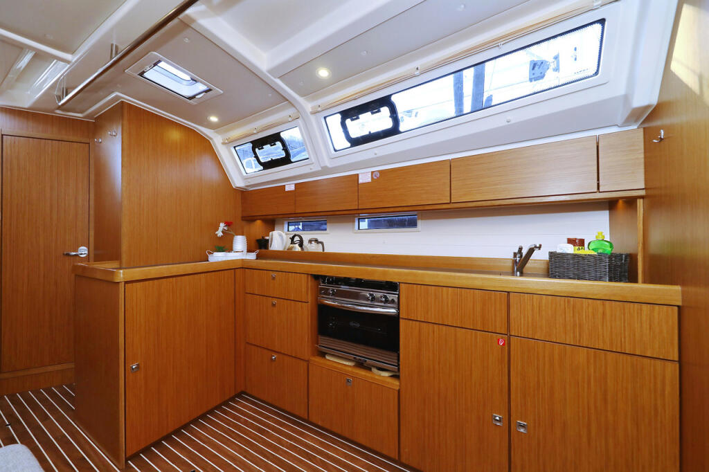 Sailing yacht 
