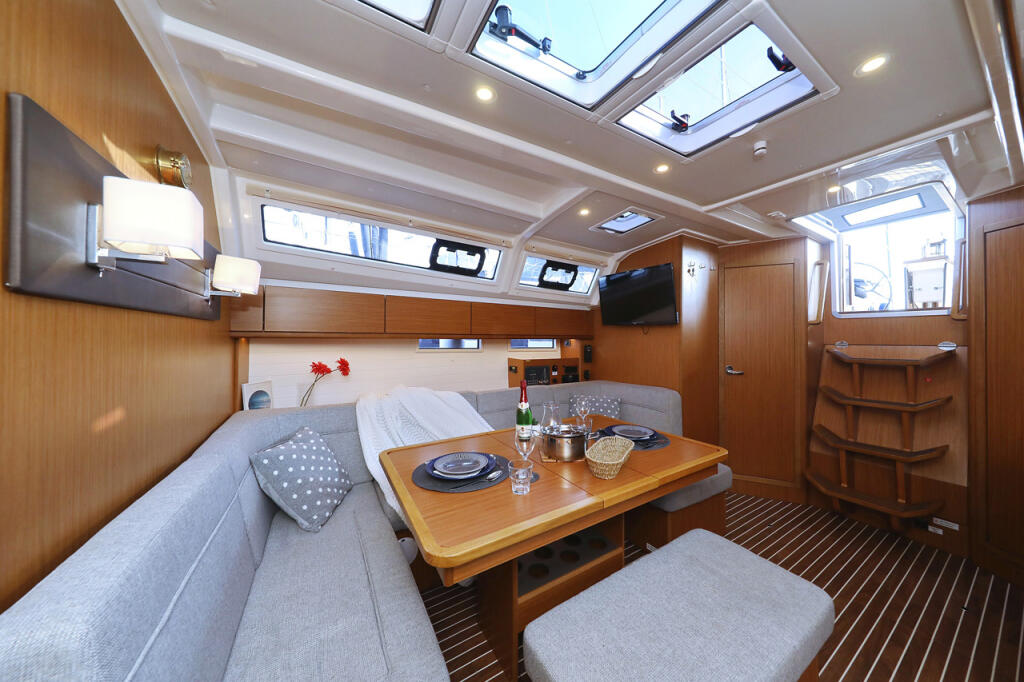 Sailing yacht 