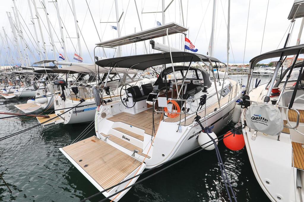Sailing yacht 
