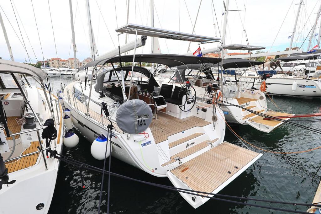 Sailing yacht 
