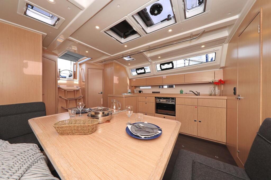 Sailing yacht 