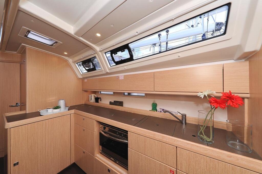 Sailing yacht 