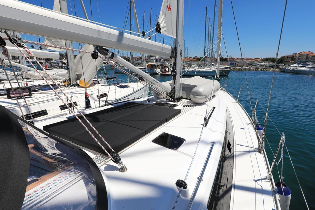 Sailing yacht 