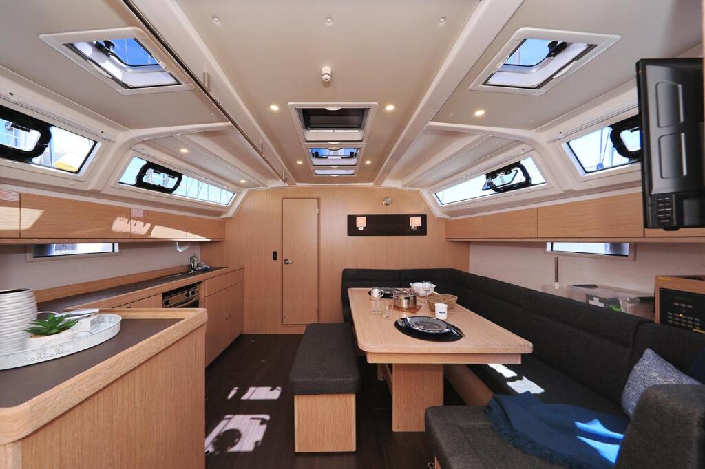 Sailing yacht 