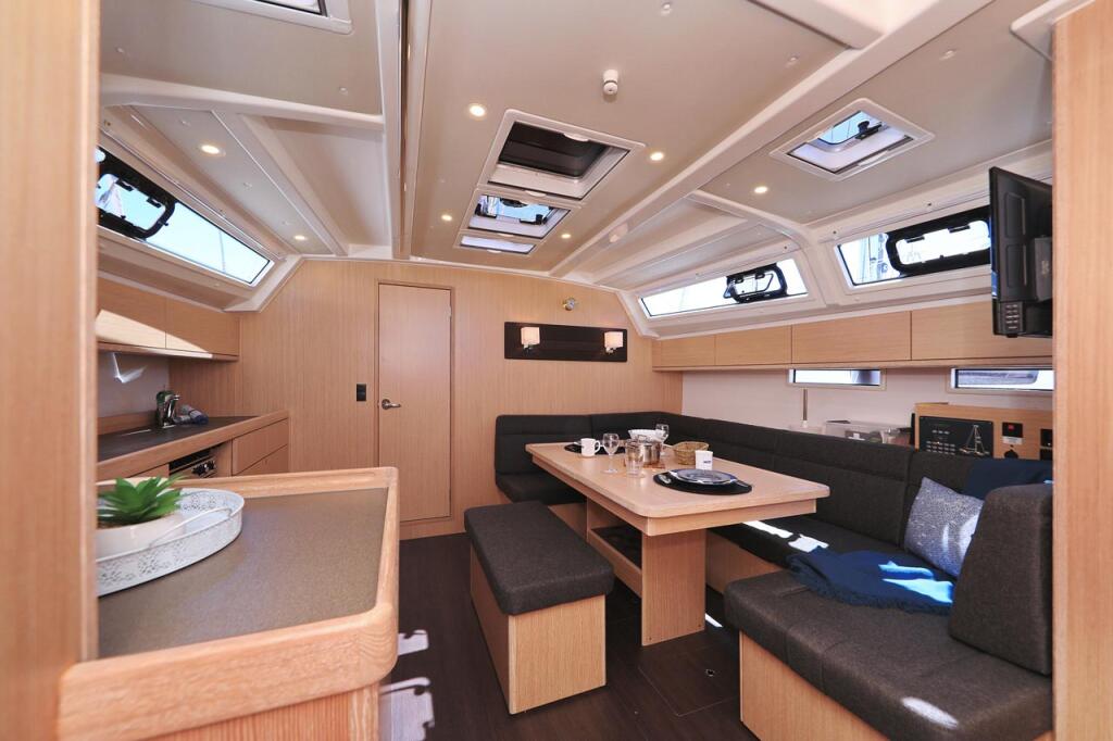 Sailing yacht 