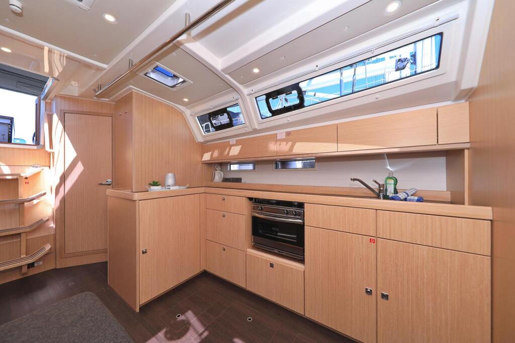 Sailing yacht 
