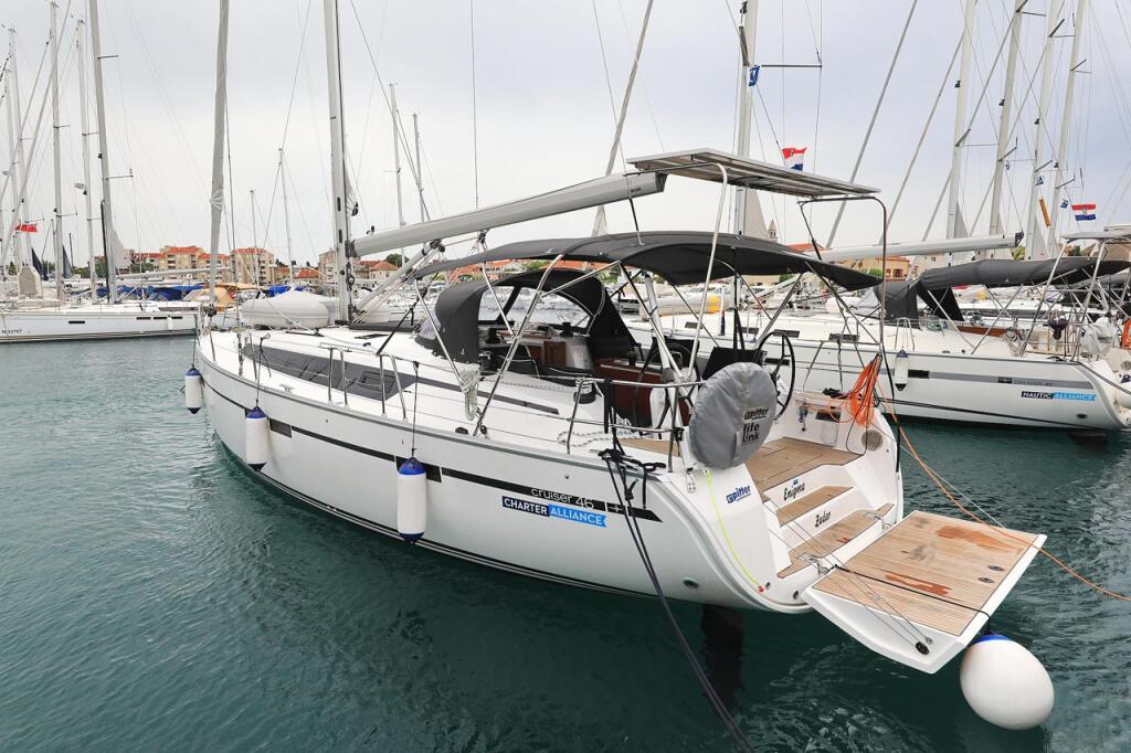 Sailing yacht 