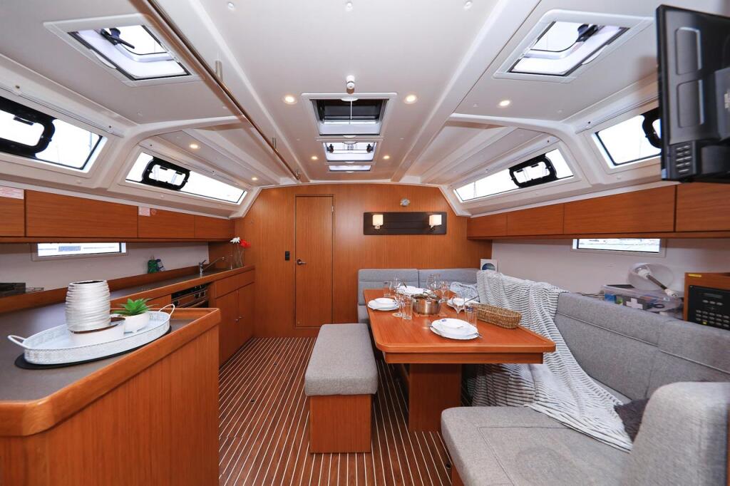 Sailing yacht 