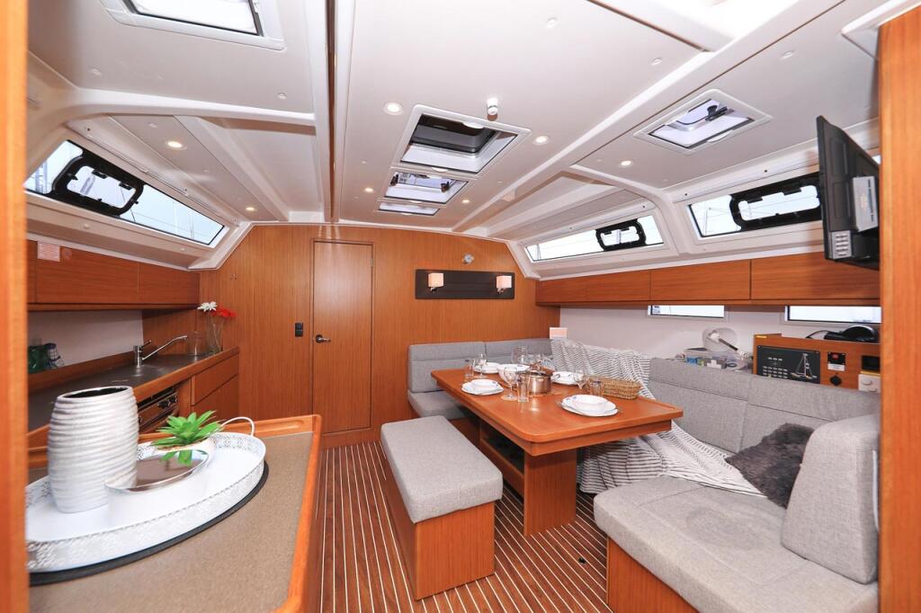 Sailing yacht 