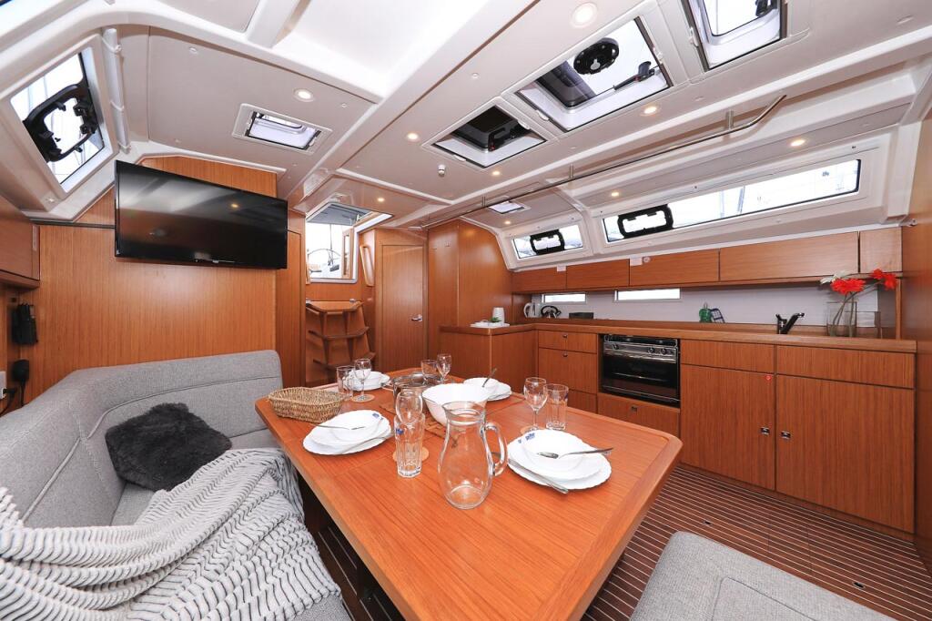 Sailing yacht 
