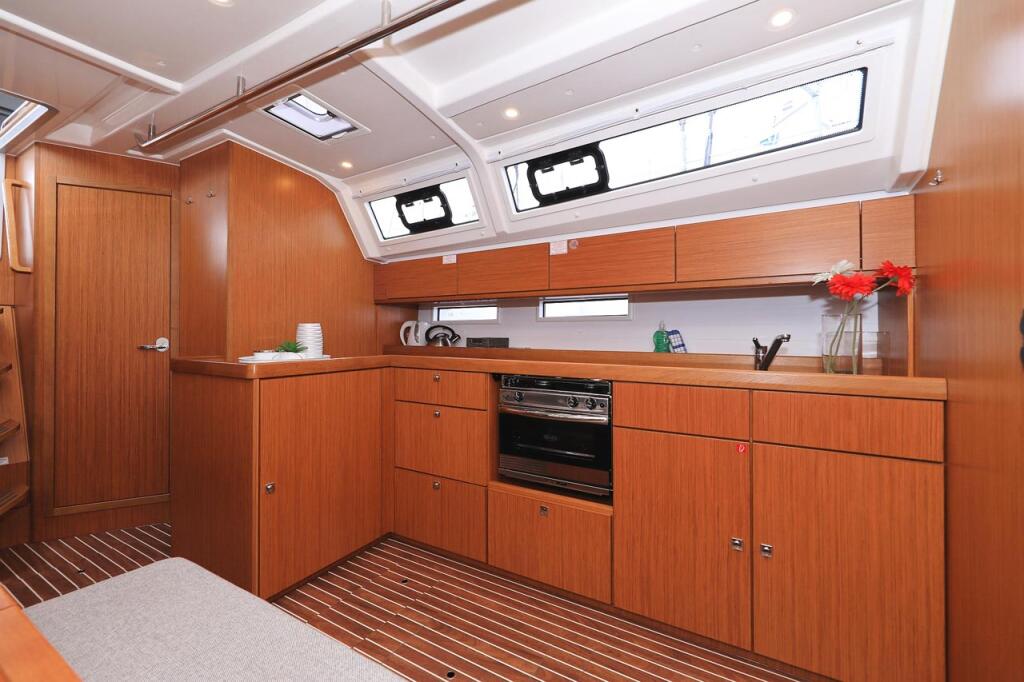 Sailing yacht 