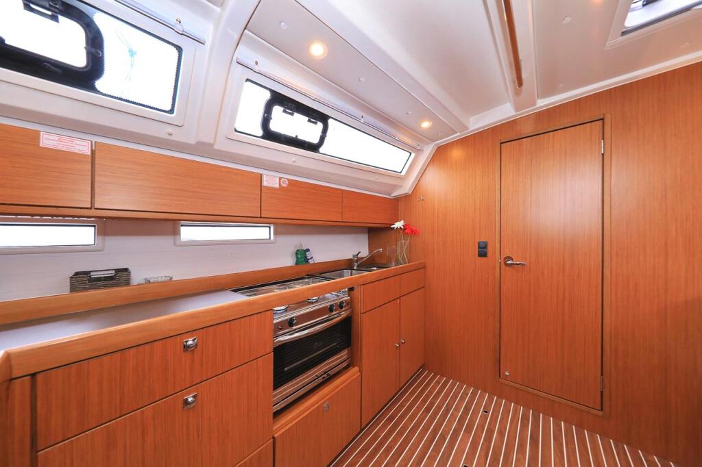 Sailing yacht 