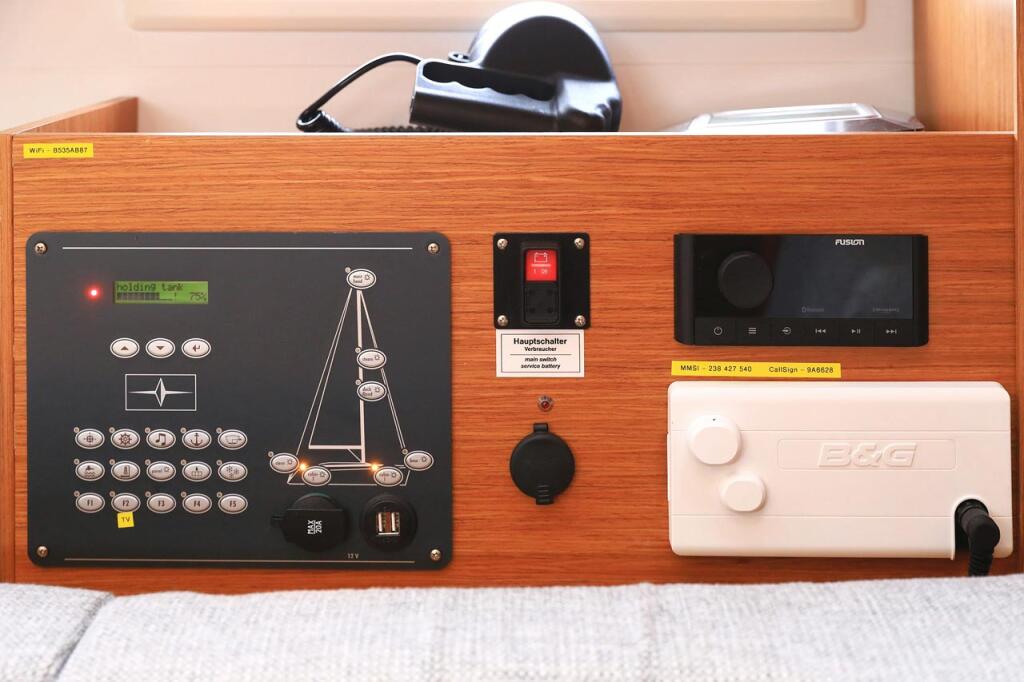 Sailing yacht 
