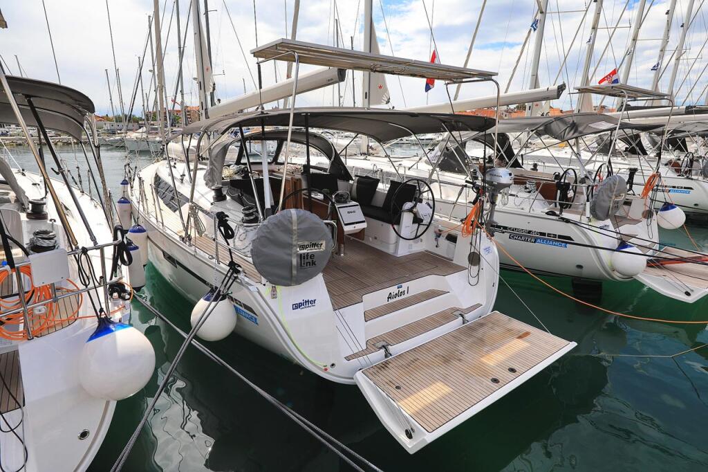 Sailing yacht 