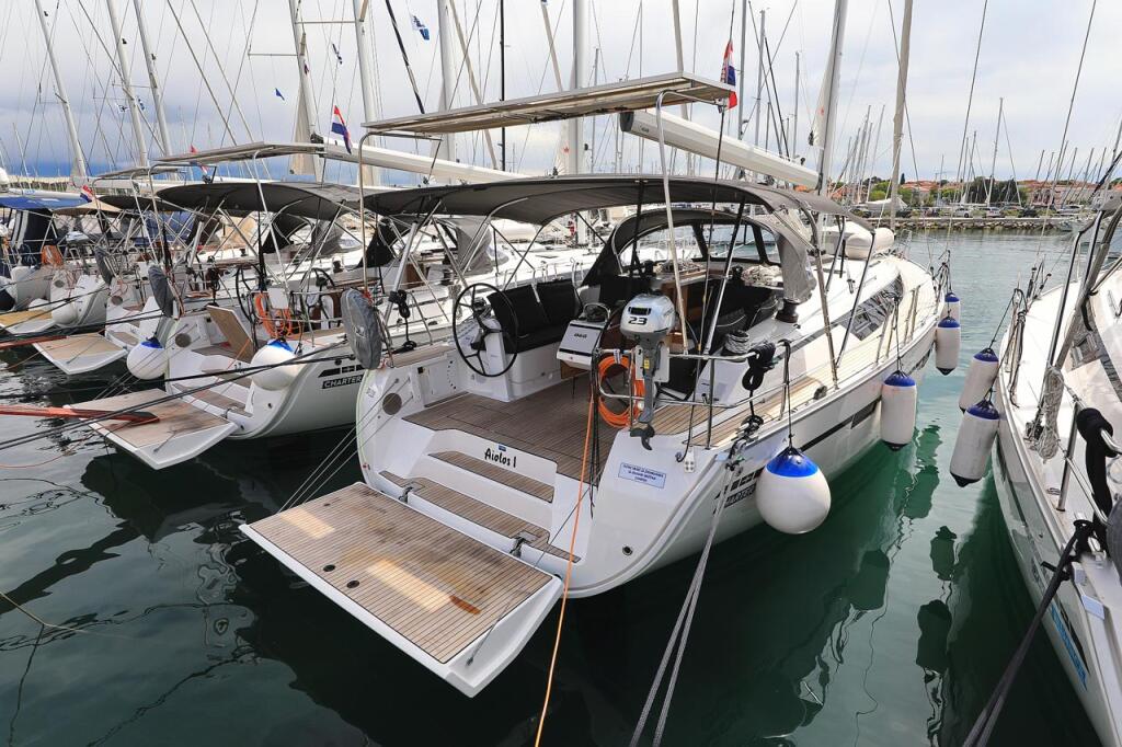 Sailing yacht 