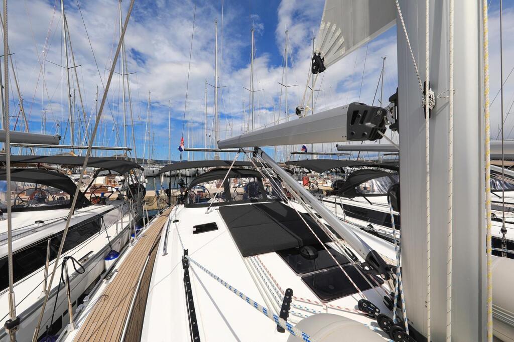 Sailing yacht 