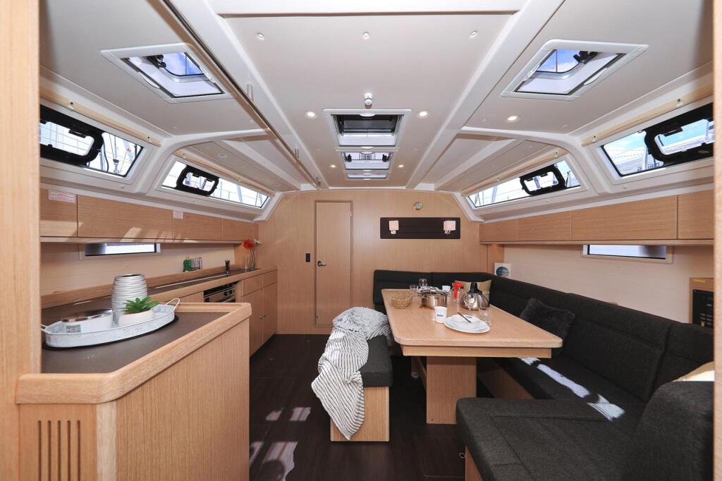 Sailing yacht 