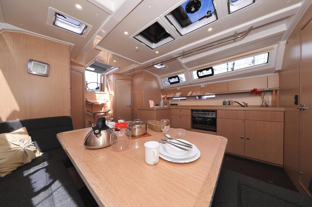 Sailing yacht 