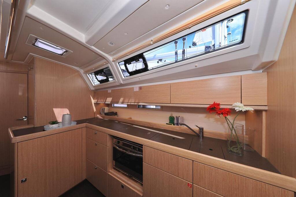 Sailing yacht 