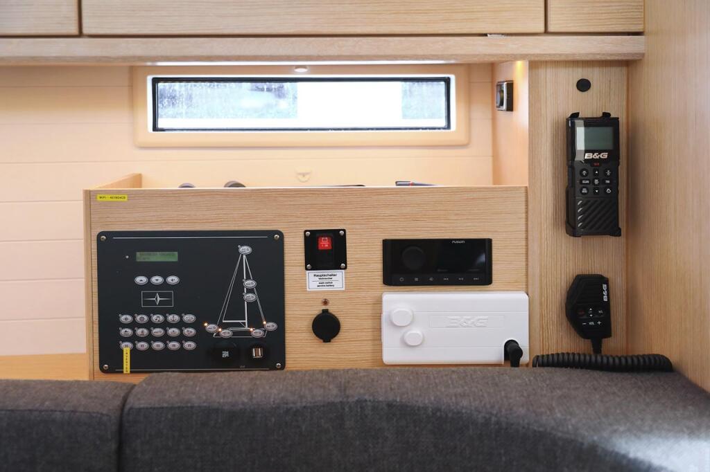 Sailing yacht 