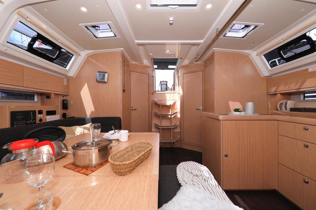 Sailing yacht 