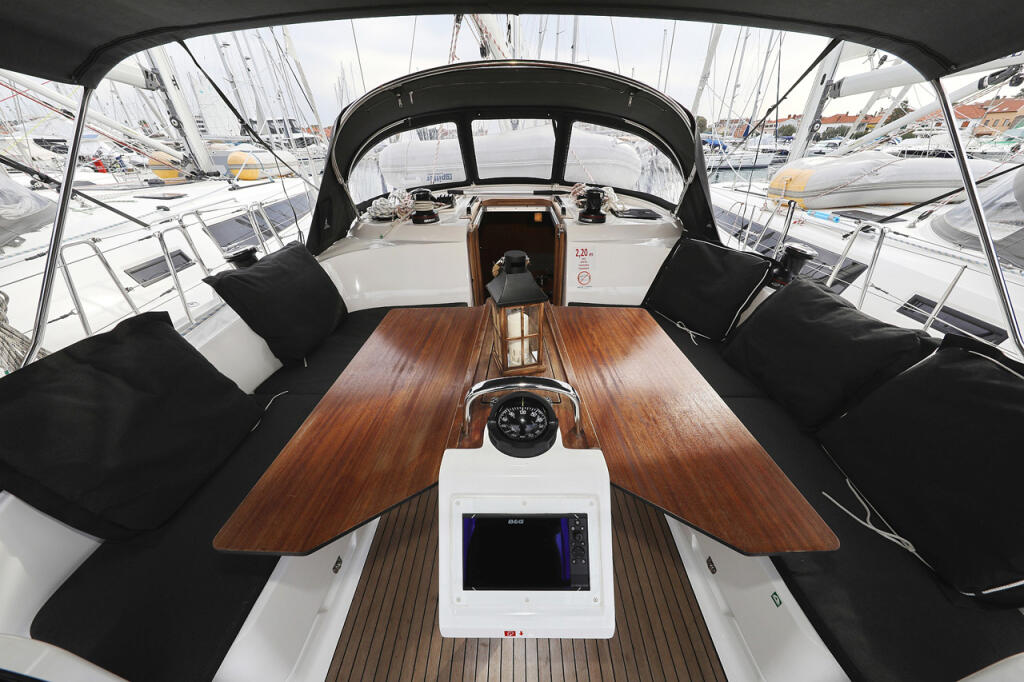 Sailing yacht 
