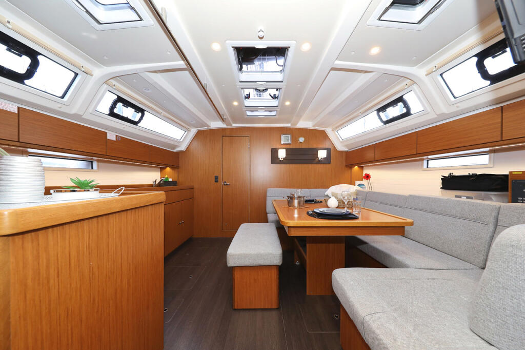 Sailing yacht 