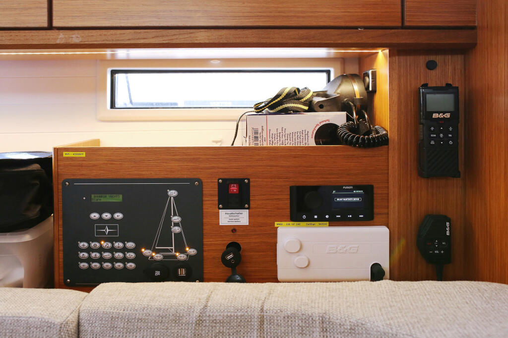 Sailing yacht 