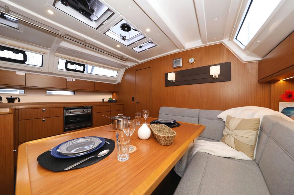 Sailing yacht 