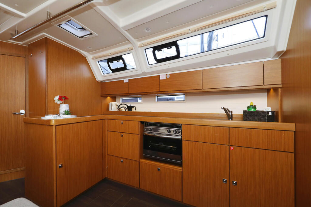 Sailing yacht 