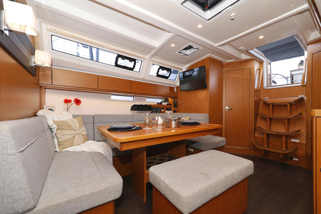 Sailing yacht 