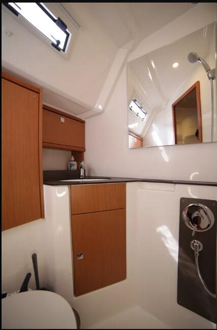 Sailing yacht 