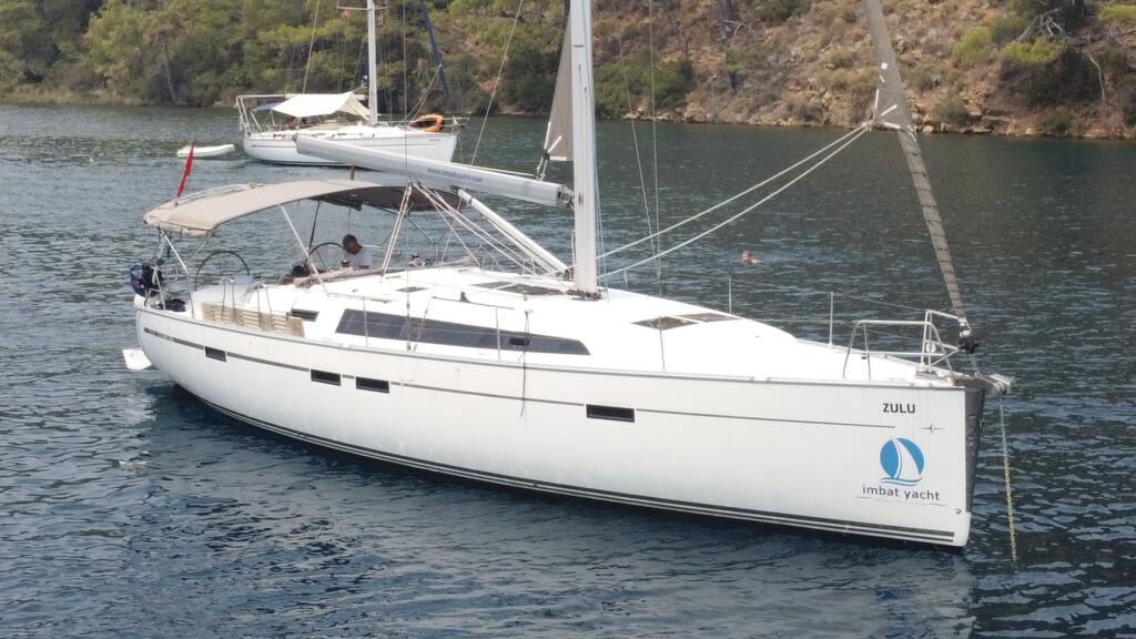 Sailing yacht 