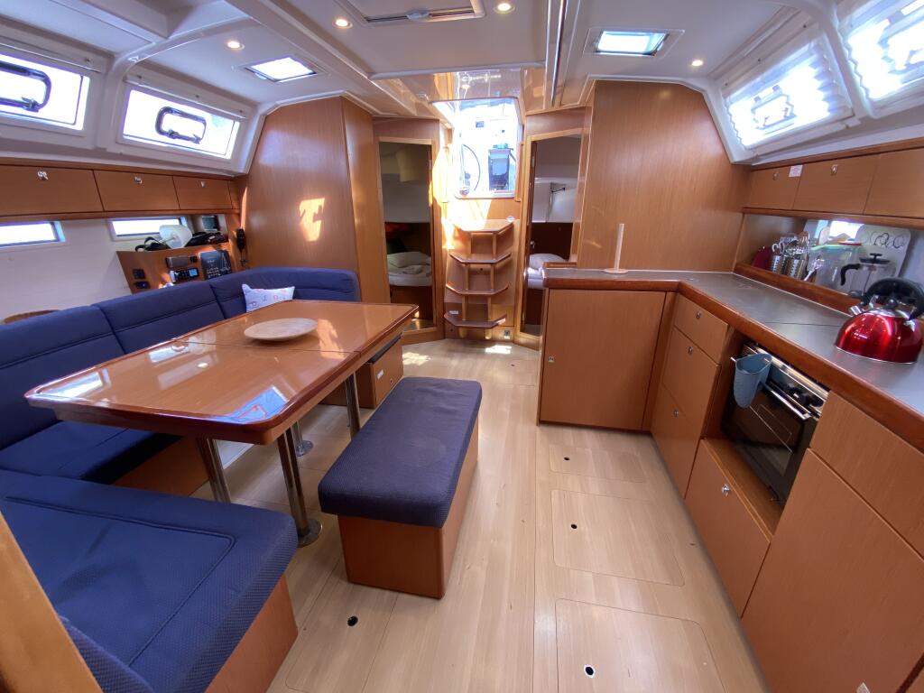 Sailing yacht 