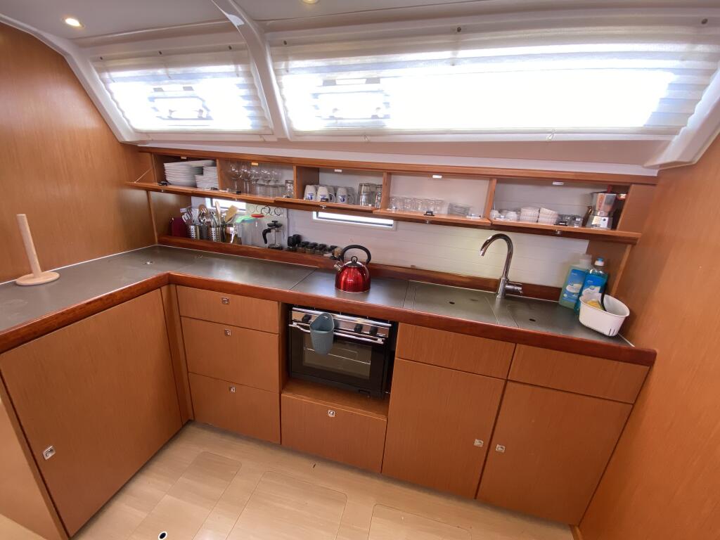 Sailing yacht 