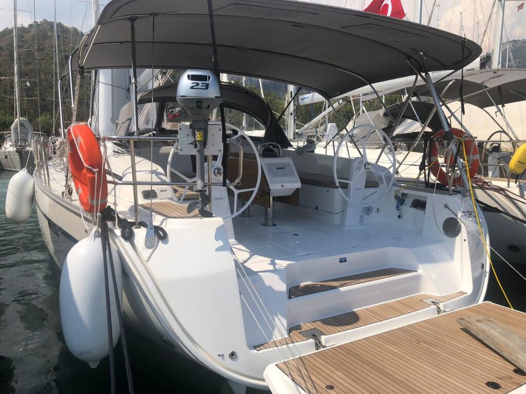 Sailing yacht 