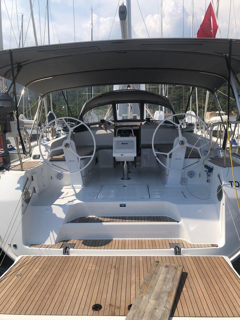 Sailing yacht 