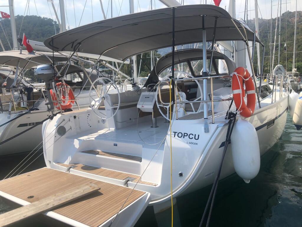 Sailing yacht 