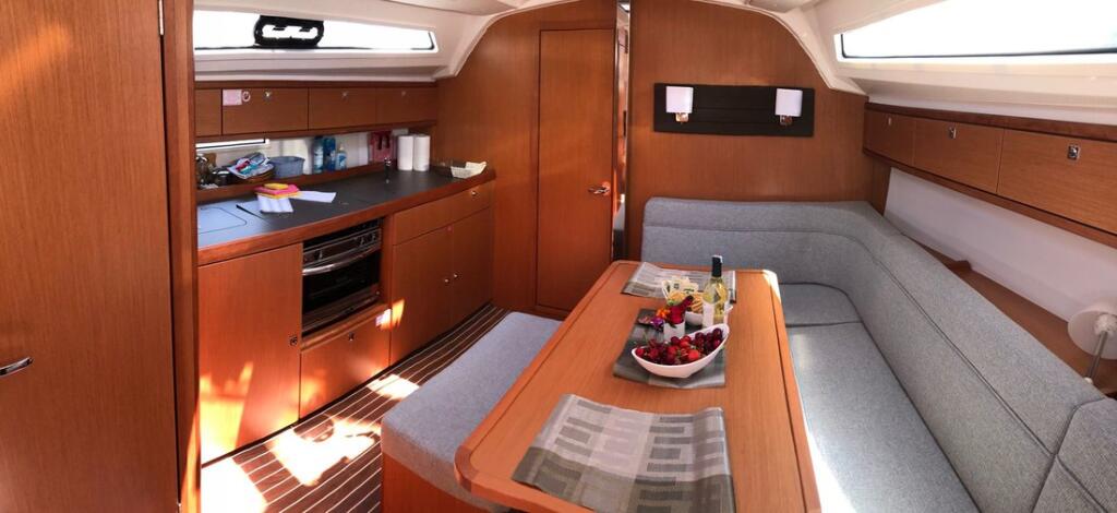 Sailing yacht 