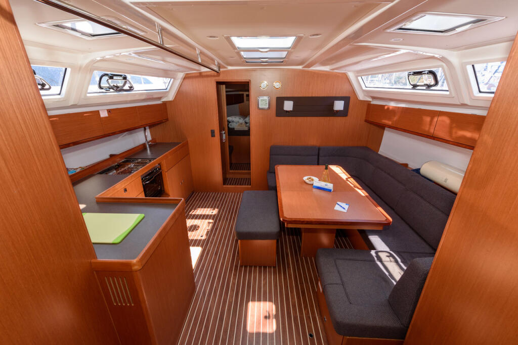 Sailing yacht 