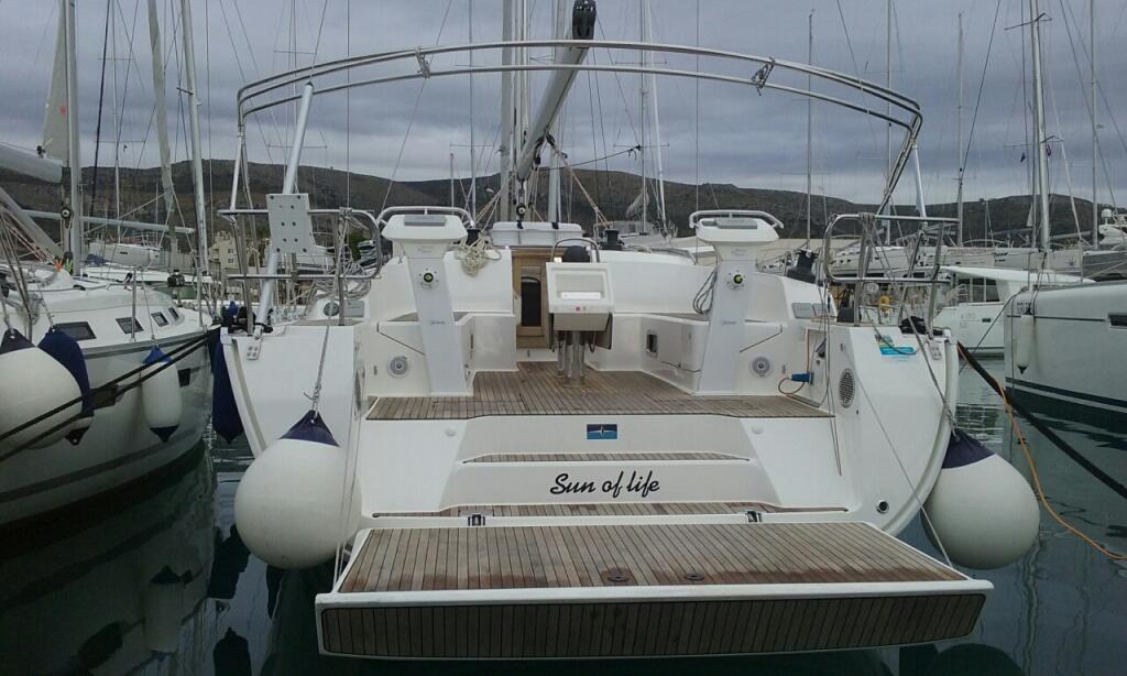Sailing yacht 