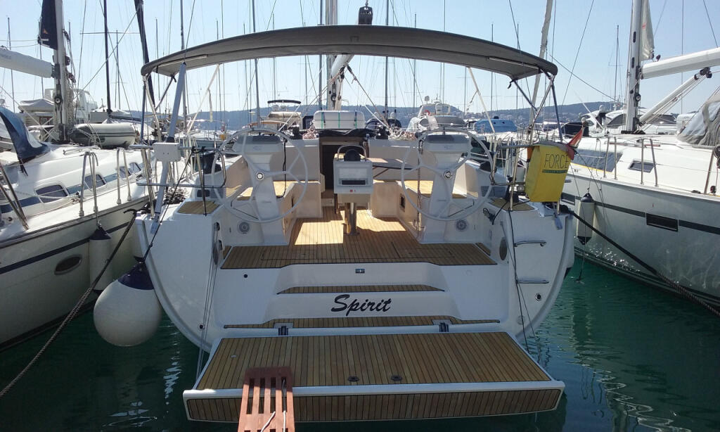 Sailing yacht 